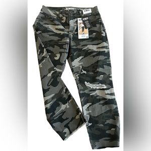 NWT REWASH JERSEY Distressed Relaxed Crop Camo Pants Juniors 11/30  34x25
